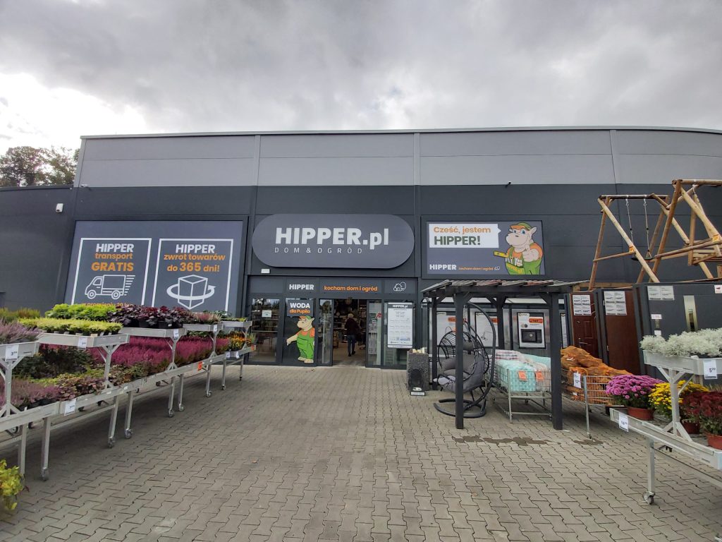 szyldy reklamowe na budynku scaled