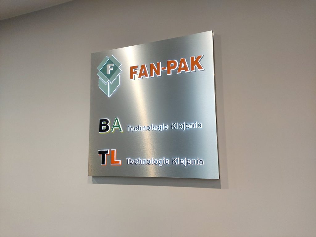 Metalowe reklamy — retro marketing czy stylowa reklama? tablica reklamowa metal scaled