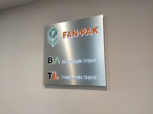 Metalowe reklamy — retro marketing czy stylowa reklama?