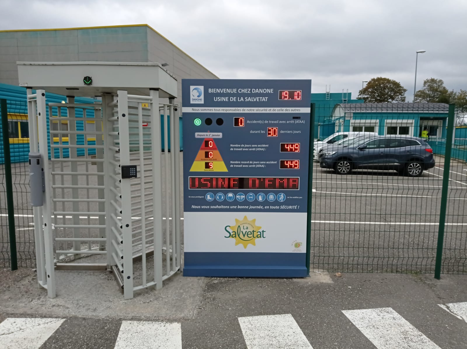 pylon reklamowy informacyjny zakladowy