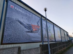 Wieszanie banerów reklamowych. gdzie umieścić reklamę, aby była widoczna?