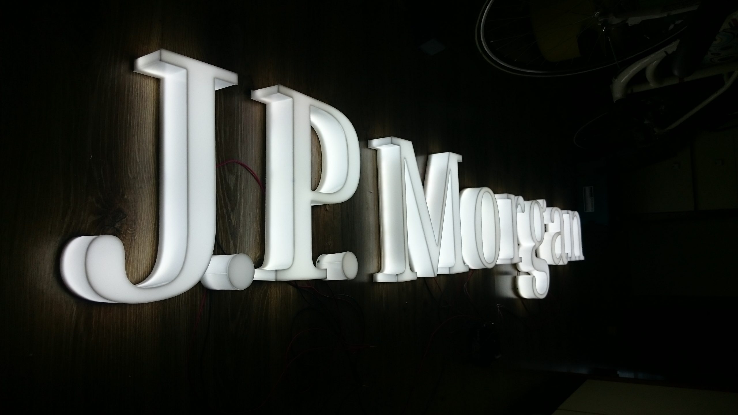 litery trójwymiarowe j.p. morgan