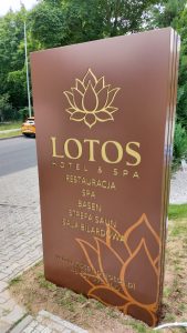 Totemy reklamowe — czy warto ich używać?