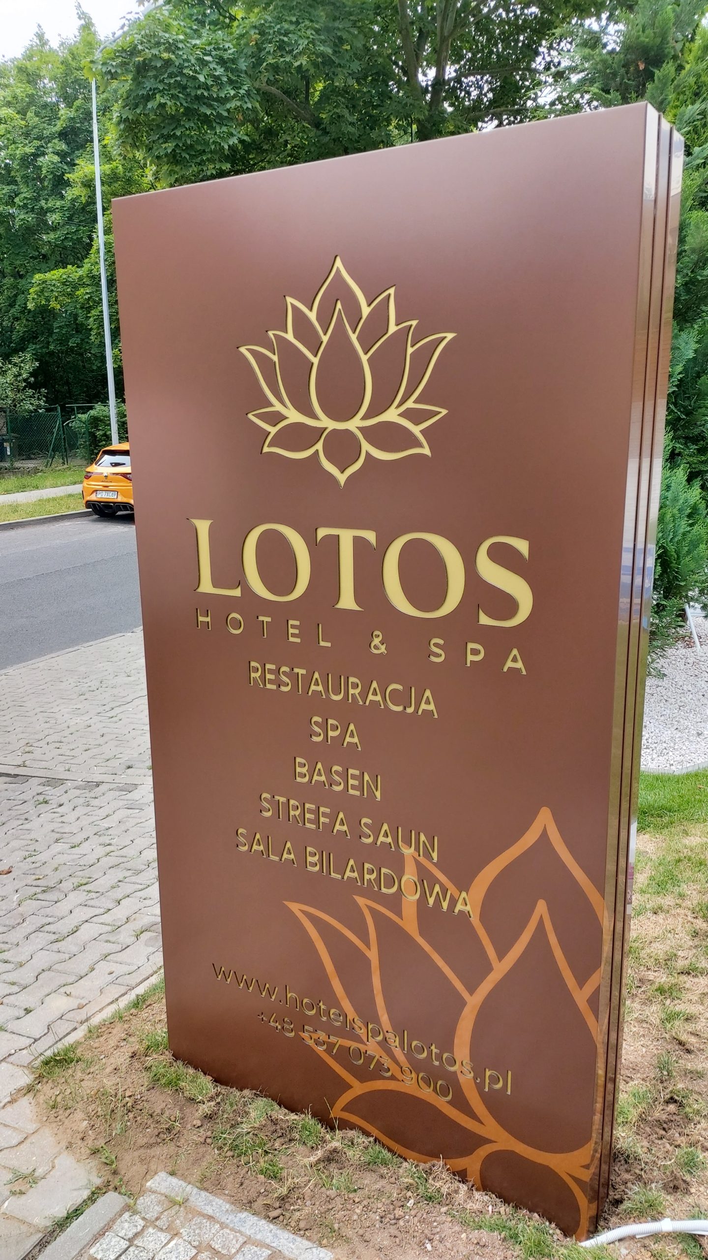 totem reklamowy szeroki spa scaled